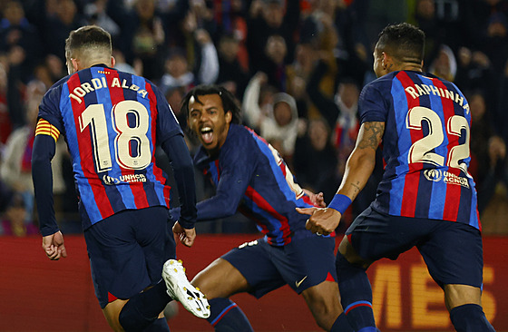 Fotbalisté Barcelony se radují z gólu Jordiho Alby (vlevo).