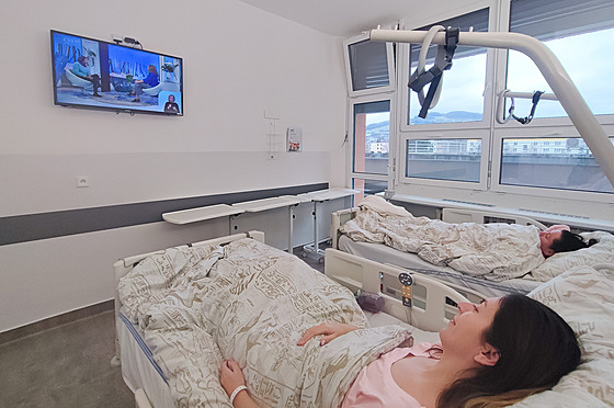 Pacienti ve zlínské nemocnici mohou sledovat programy na nových obrazovkách a...