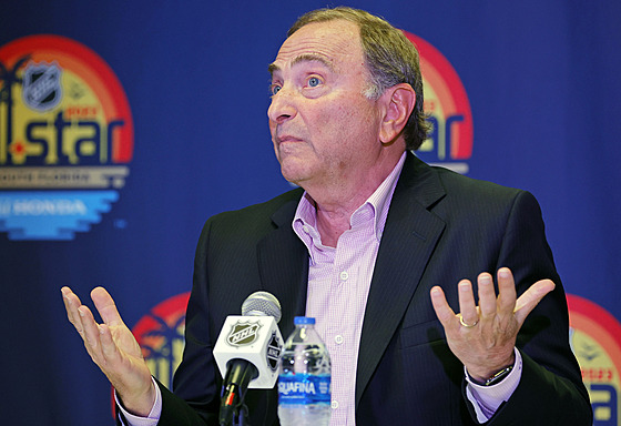 Gary Bettman odpovídá pi NHL All Star Game na dotazy novinám.