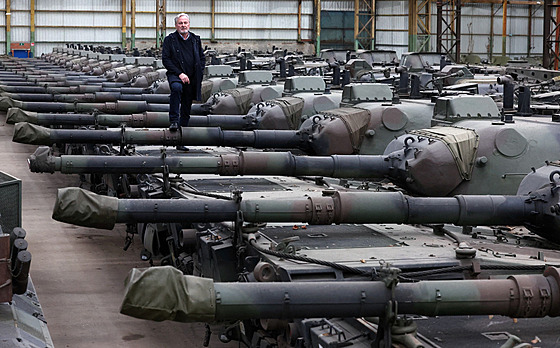 Majitel firmy OIP Land Systems Freddy Versluys v hangáru plném tank Leopard 1.
