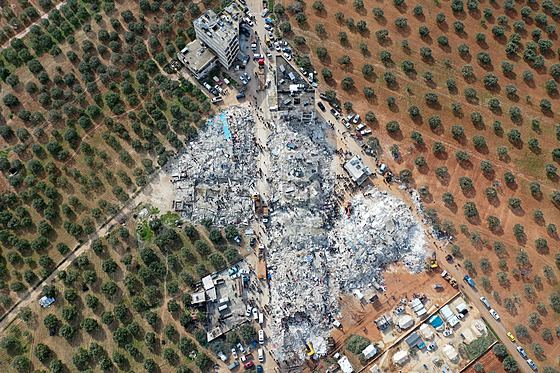 Zemtesení o síle 7,8 zasáhlo Turecko a Sýrii. Záchranái a hasii na...