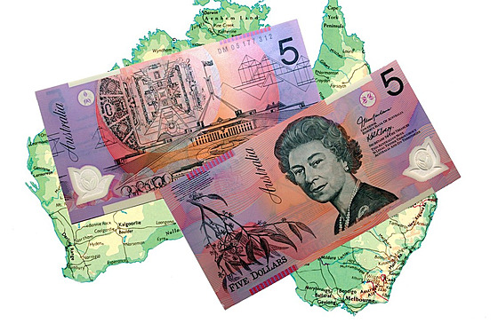 Na ptidolarové australské bankovce je zatím nedávno zemelá královna Albta...