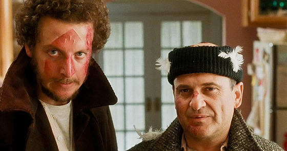 Joe Pesci (vpravo) a Daniel Stern ve scén z filmu Sám doma (1990).