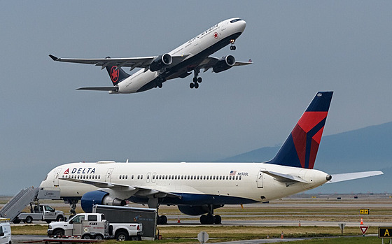 Airbus A330 spolenosti Air Canada vzlétá z letit ve Vancouveru, zatímco...