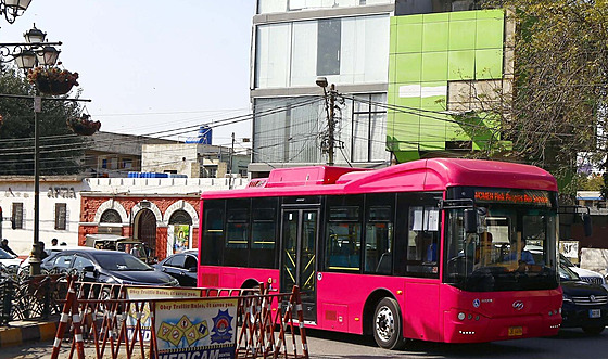 Růžové autobusy budou v nejlidnatějším městě Pákistánu přepravovat výhradně...