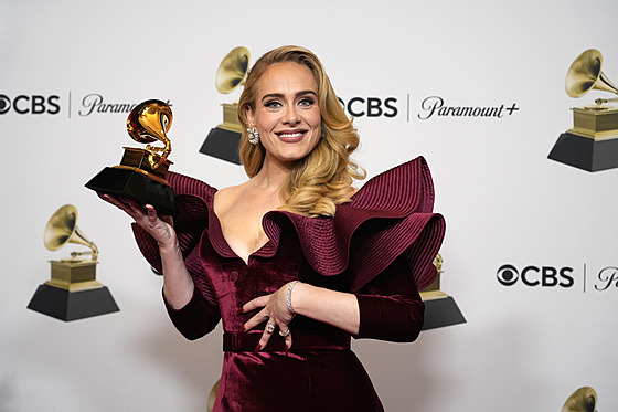 Adele se soškou Grammy v kategorii Nejlepší sólový popový pěvecký výkon