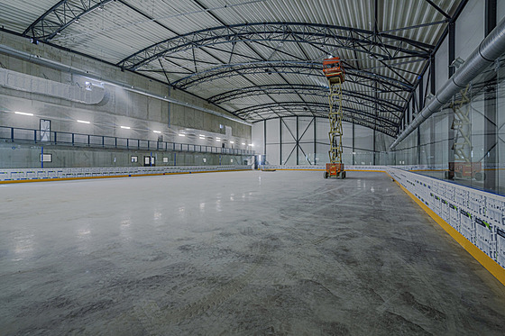 Souástí sportovního areálu budou dv vnitní ledové plochy pro hokej (na...
