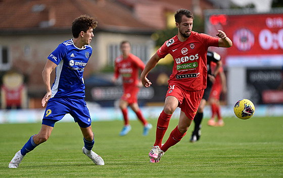 Jihlavský Vojtch Kiál (vlevo) bhem zápasu MOL Cupu proti Zbrojovce Brno.