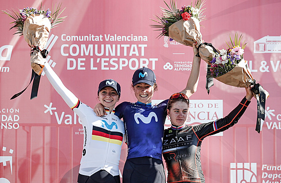 Nikola Nosková (vpravo) slaví tetí místo  závod Vuelta CV Feminas