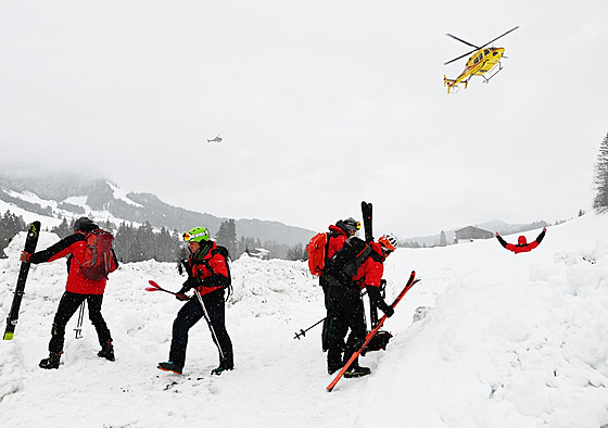 V rakouském Tyrolsku lavina zavalila idie pluhu. Záchranái nali také tlo...