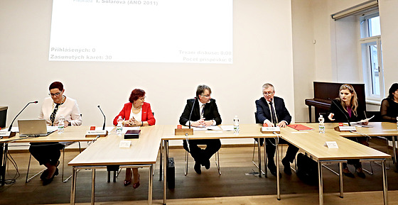 Zasedání znojemských zastupitelů, úplně vlevo starostka Ivana Solařová (ANO).