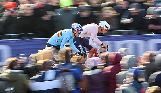 Dalí nádherný souboj si pro fanouky v nedli pipravili Mathieu van der Poel...