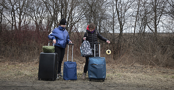 Ukrajintí uprchlíci na hranicích mezi Medykou (Ukrajina) a Pemyslem (Polsko)....