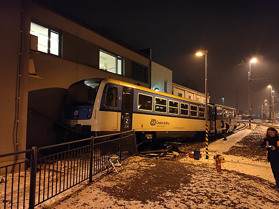 V noci na stedu vykolejil v eském Tín vlak, zastavil se a o budovu...