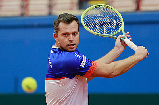 Adam Pavlásek bhem tréninku na Davis Cup v Portugalsku.