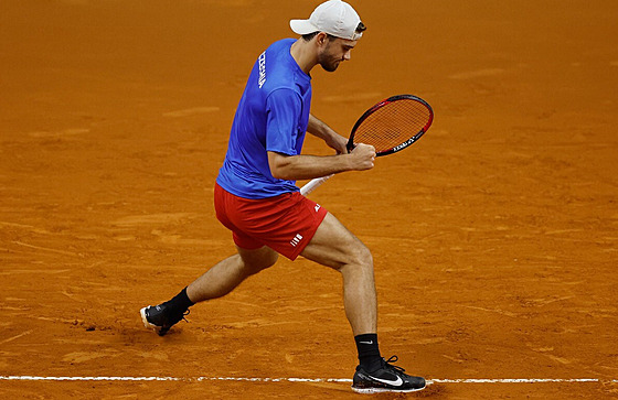 Český tenista Tomáš Macháč v duelu Davisova poháru s Portugalem Joaem Sousou.