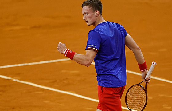 Český tenista Jiří Lehečka v zápase s Portugalcem Joaem Sousou.