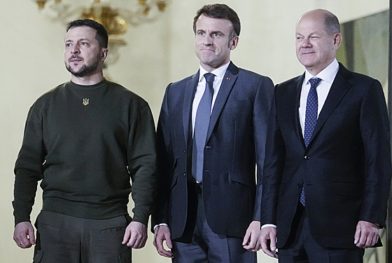 Ukrajinský prezident Zelenskyj se v Pa�í�i setkal s prezidentem Francie...