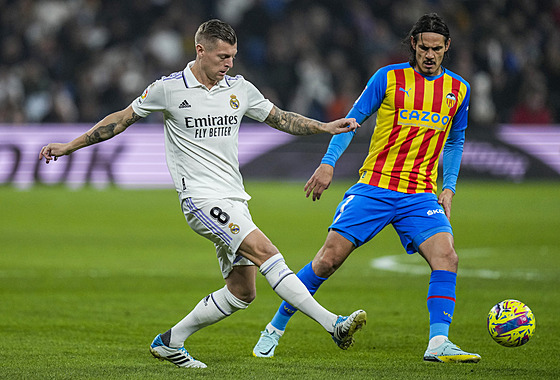 Toni Kroos (vlevo) z Realu Madrid pihrává kolem Edinsona Cavaniho z Valencie.