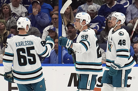 Erik Karlsson (65), Timo Meier (28) a Tomá Hertl (48) oslavují trefu San Jose...