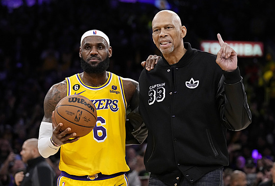 Kareem Abdul-Jabbar (vpravo) gratuluje svému pokoiteli. LeBron James z Los...