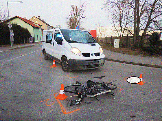 Auto ve Dvoře Králové porazilo cyklistu na elektrokole. (7. února 2023)
