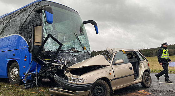 V únoru u odboky na Kláter zemel v osobním aut starí idi. Pi odboování se zde srazil s autobusem. 