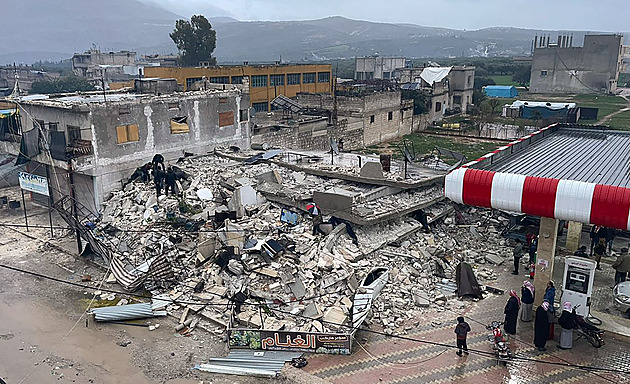 Otřesy v Turecku a Sýrii mají přes 4,5 tisíce obětí, Erdogan vyhlásil smutek