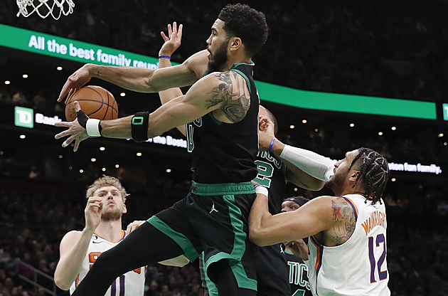 Boston v NBA nestačil na Phoenix, utkání v Minnesotě poznamenala šarvátka