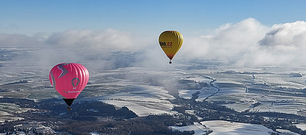 V cíli rozhodlo 158 metrů. Extrémní závod balónů zastavila státní hranice