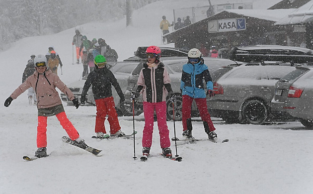 Skiareály pod náporem lyžařů, místy kvůli výpadkům proudu nejezdily vleky