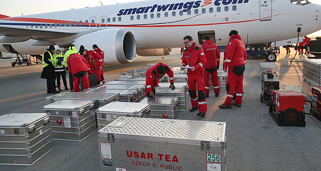 Čeští hasiči vyrazili na pomoc Turecku, vezou desítky tun materiálu