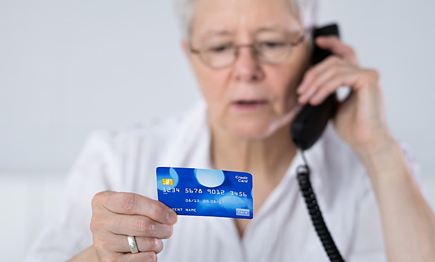 Účet bez smartphonu? Banky se snaží vyjít seniorům vstříc, řadu věcí mohou vyřešit na pobočce