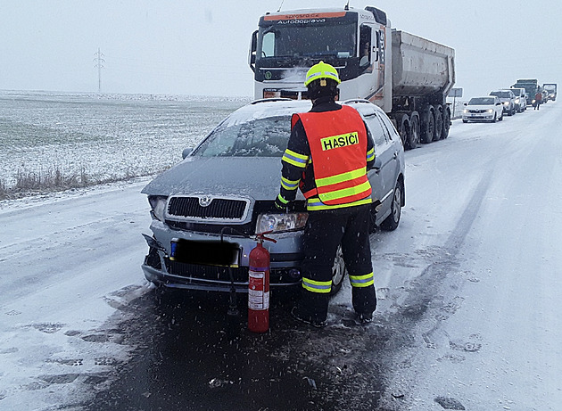 Řidiči, pozor, meteorologové varují před ledem a sněhem na silnicích