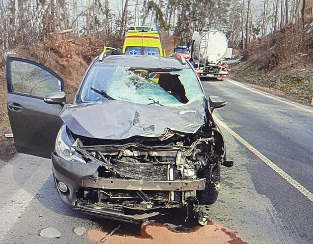 Z nákladní soupravy spadl v zatáčce kus ledu, zdemoloval osobní auto