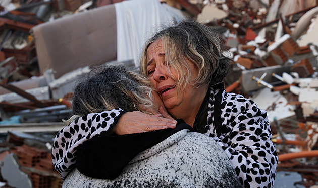 Sténají, ale pomoc nepřichází. Turecko cítí zlost k úřadům i stavitelům domů