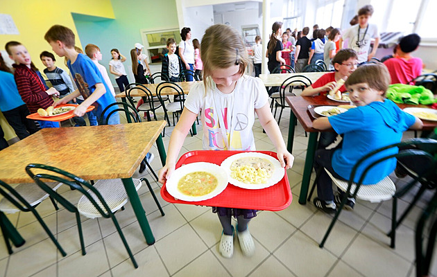 Rodiny s dětmi pocítily zdražení obědů ve školách. Komu stát přispěje?