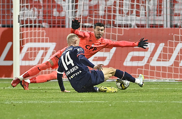 Pardubice - Slavia 0:2, tyč i závar, domácí trápili favorita, uklidnil ho Olayinka