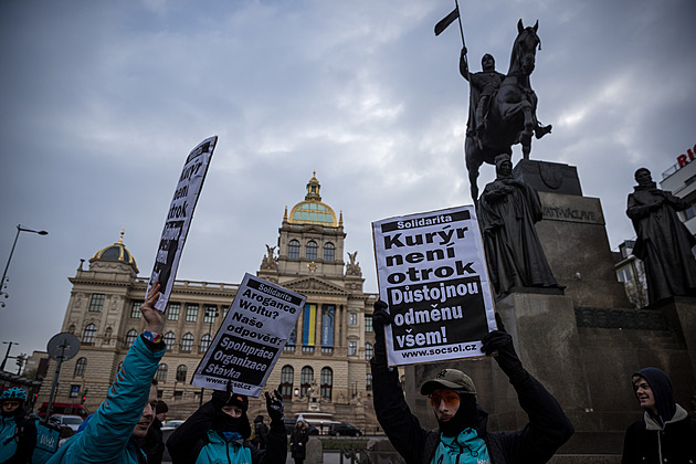 Kurýři rozvážkové společnosti Wolt protestují, nelíbí se jim snížení honorářů