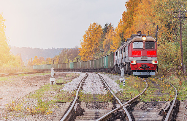 V Ústí nad Labem do sebe málem narazily rychlík s nákladním vlakem