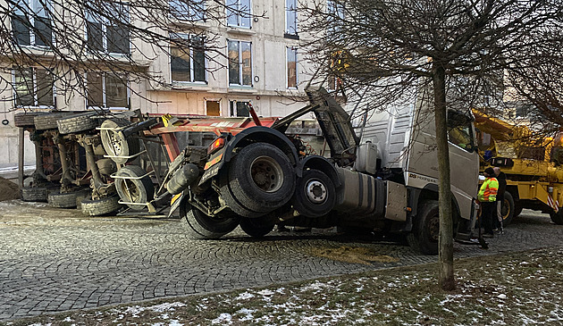 Při vykládání písku se v Liberci převrátil návěs, nehoda komplikuje dopravu