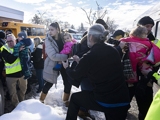 Tragédie v Montrealu. Řidič autobusu narazil do jeslí, dvě děti zemřely