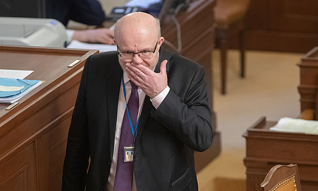 Zdravotnické alibi. „Mluvka“ Válek nechce být odpovědný za léky, doplatí na to opět lidi