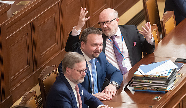 Nedostatek léků potrvá až do léta, přiznal Válek. Česko je shání i v Austrálii