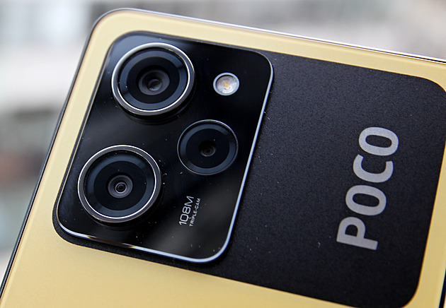 Sympatický žluťásek se za výbavu stydět nemusí. Test Poco X5 Pro 5G