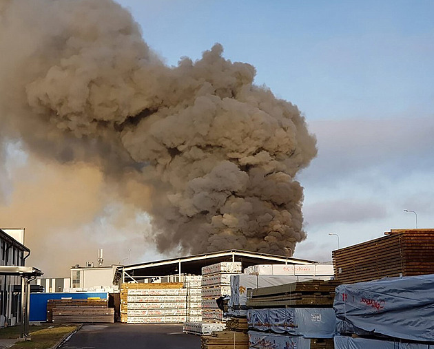 Obří požár zničil americkou továrnu na drony v Rize. Dodávala stroje i Ukrajincům