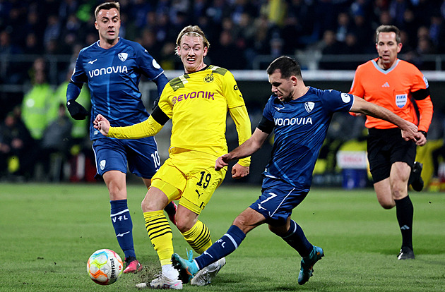 Čtyři minuty zkoumal, zda správně nařídil penaltu. Sudí v Německu čelí kritice