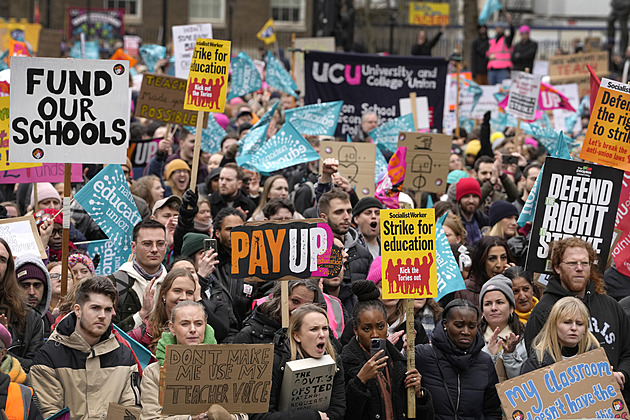 V Británii po letech vrcholí další zima nespokojenosti. Stávky ochromily zemi