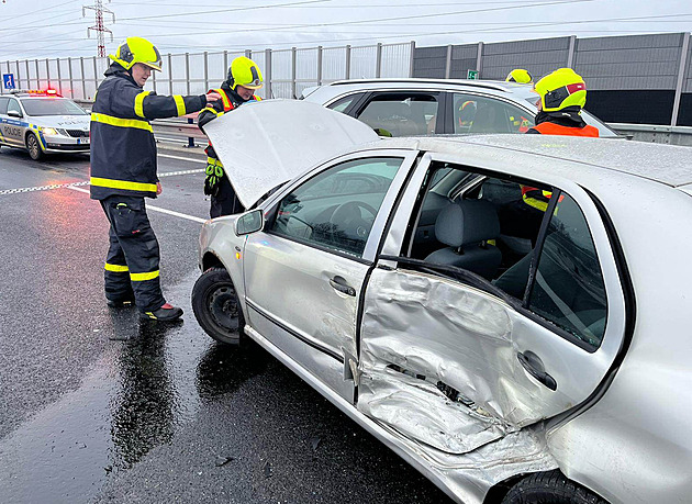 Namrzlé silnice zkomplikovaly provoz u Frýdku-Místku, na D56 se srazilo 10 aut