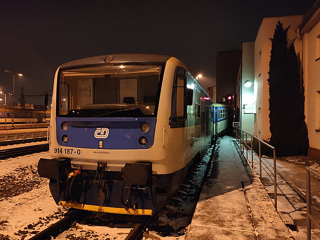 V Praze usmrtil vlak člověka, provoz na trati do Kolína dvě hodiny stál